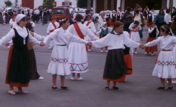 Quelques jupes basques: la plus connue rouge avec tablier noir, la labourdine en blanc, et l'amatchi: noire avec sous jupe rouge 
