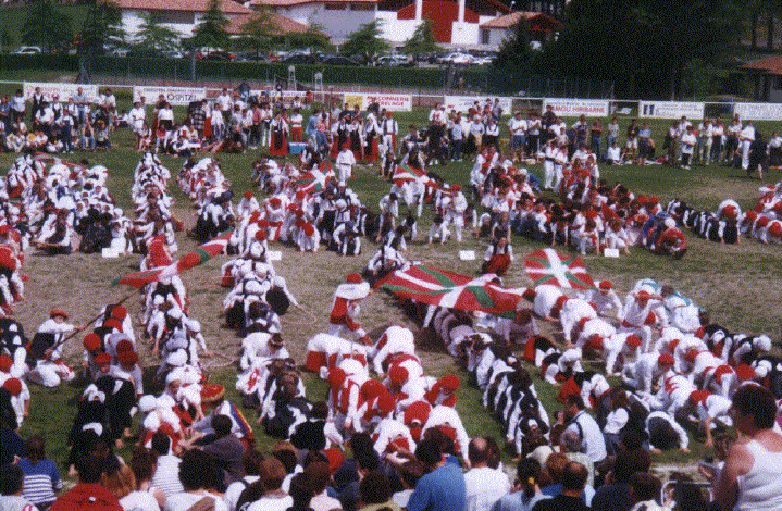 agintariena par groupe sur le stade lors de ttiki 2000
