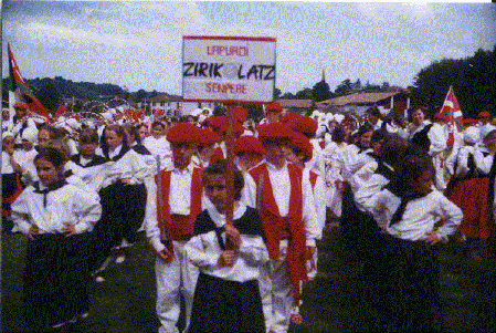 Dantzari 2000 à Hasparren mise en place sur le stade